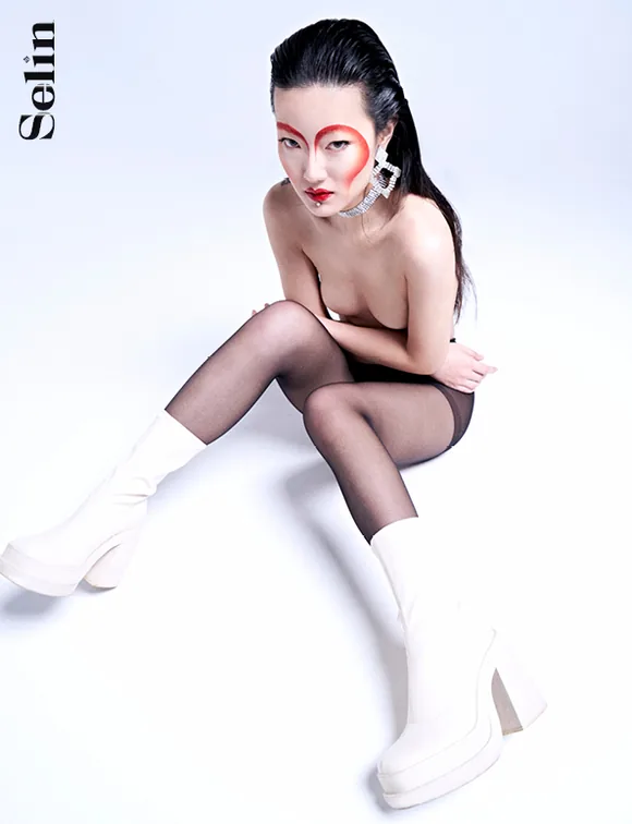 Rouxuan S.